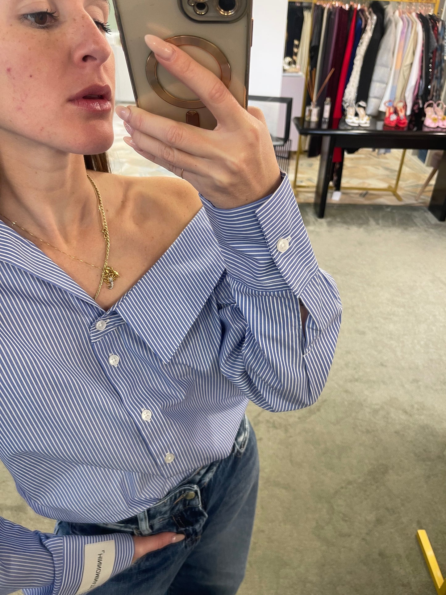 Camicia azzurra a righe con collo asimmetrico hinnominate