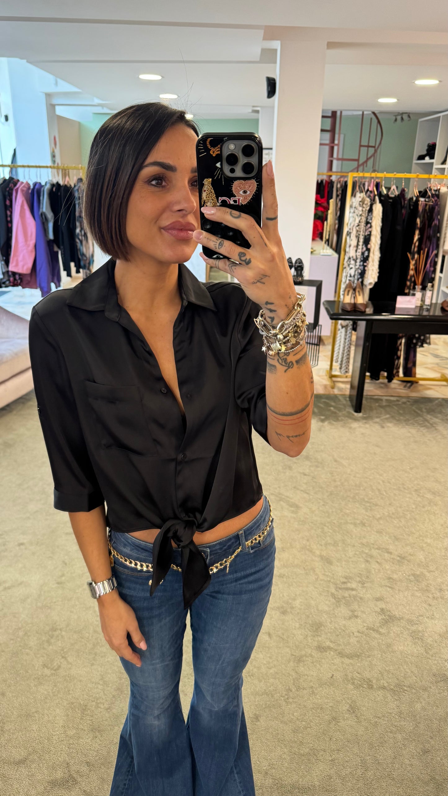 Camicia nera in satin con fiocco fr