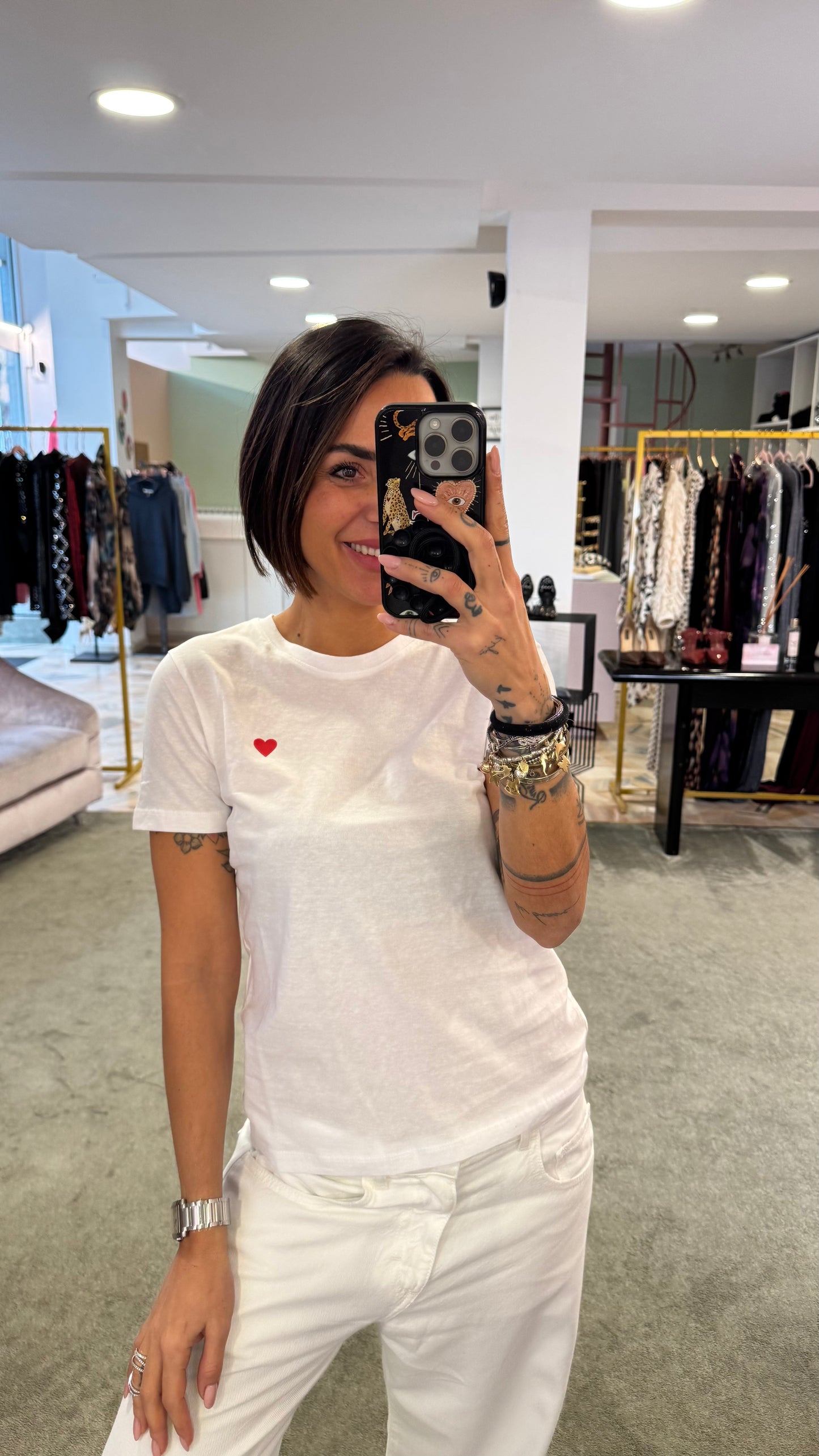 T-shirt bianca con cuore rosso