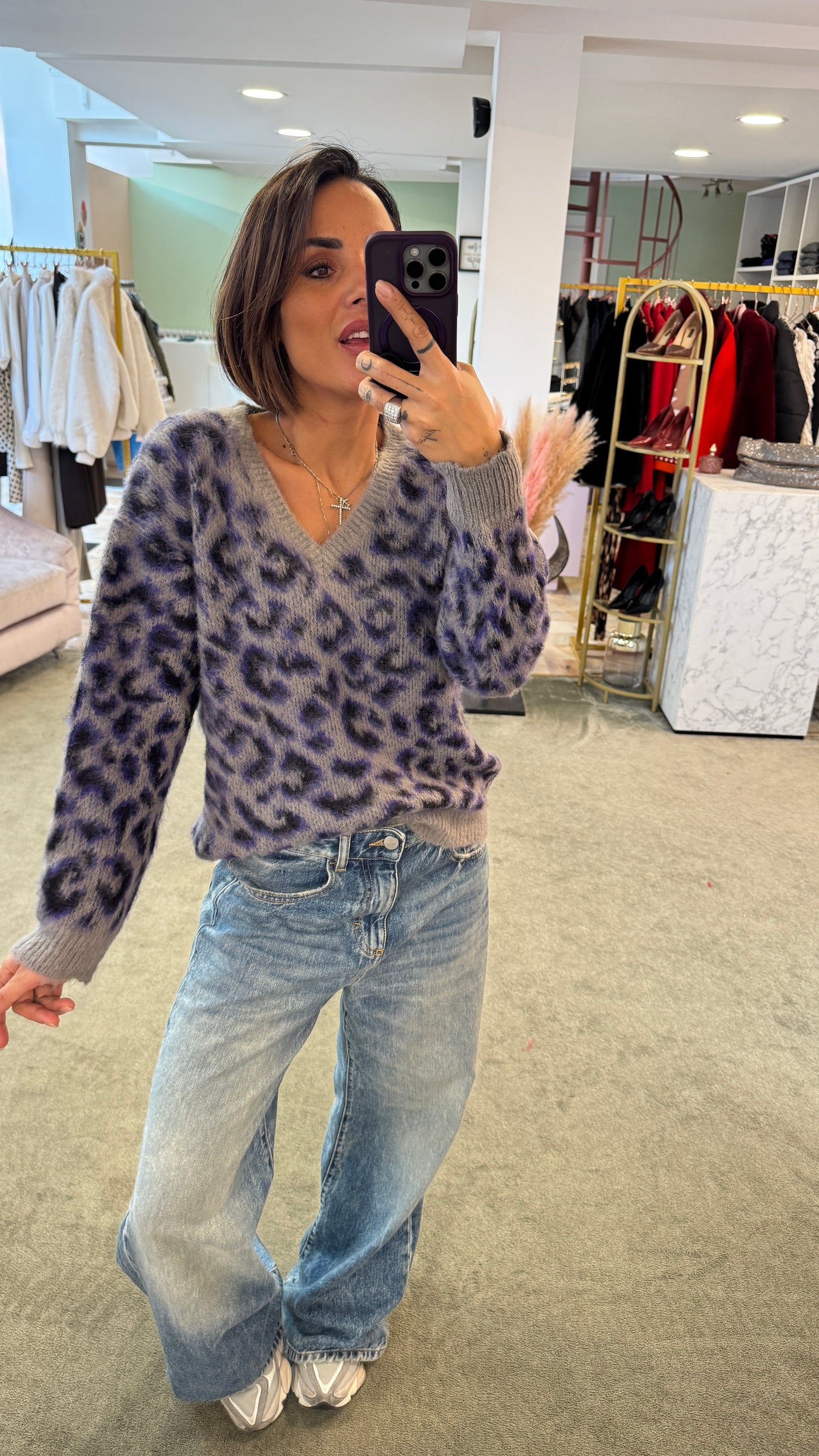 Maglione animalier viola e grigio scollo a v