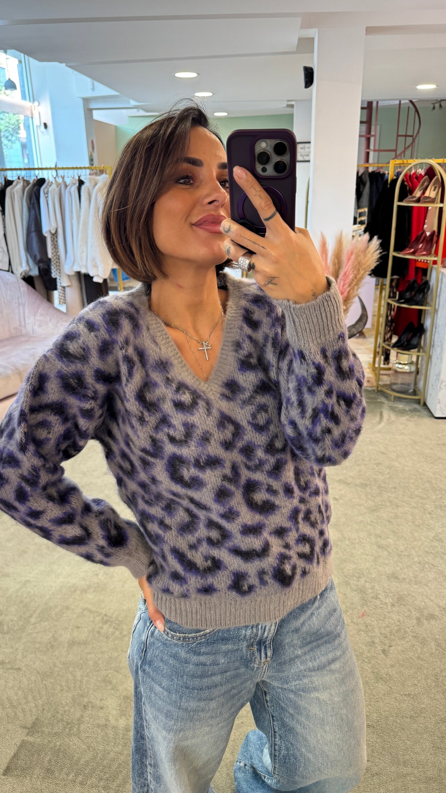 Maglione animalier viola e grigio scollo a v