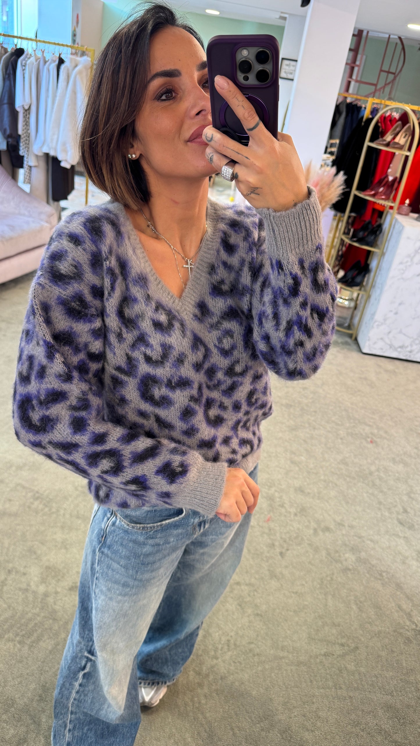 Maglione animalier viola e grigio scollo a v