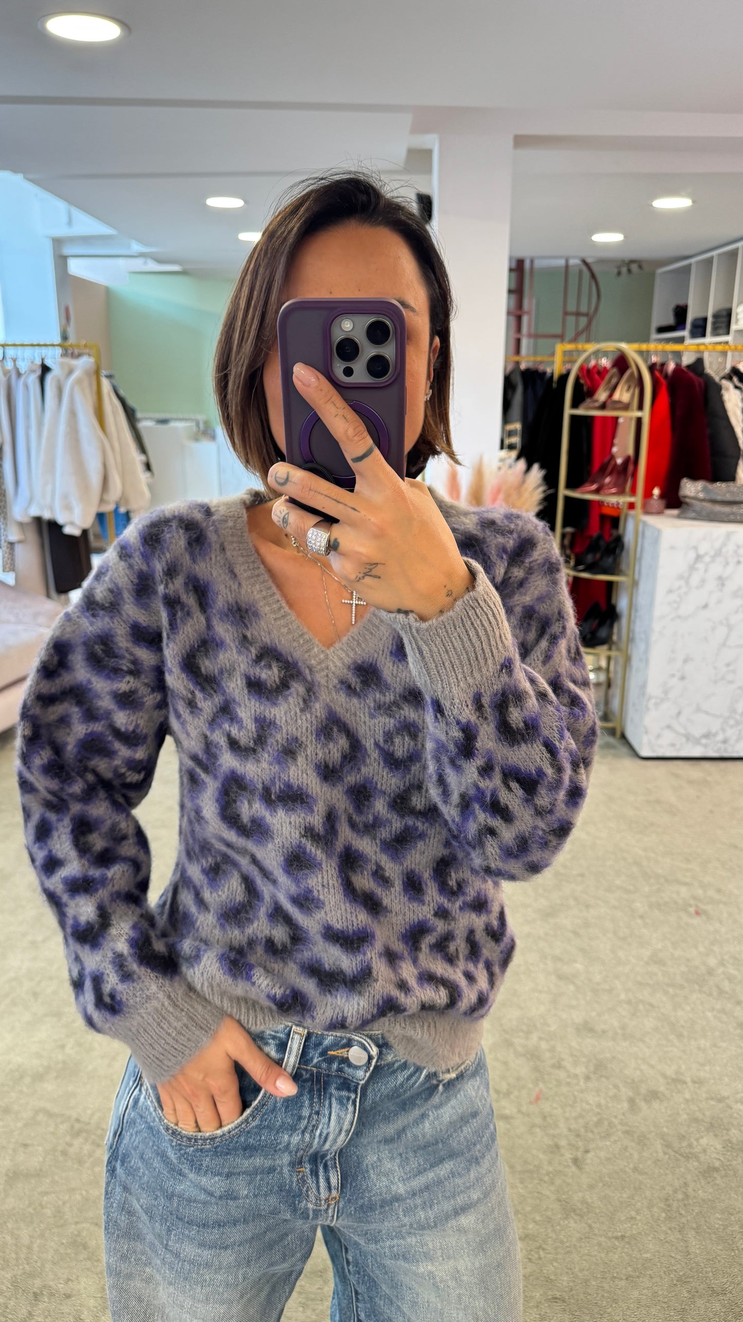 Maglione animalier viola e grigio scollo a v