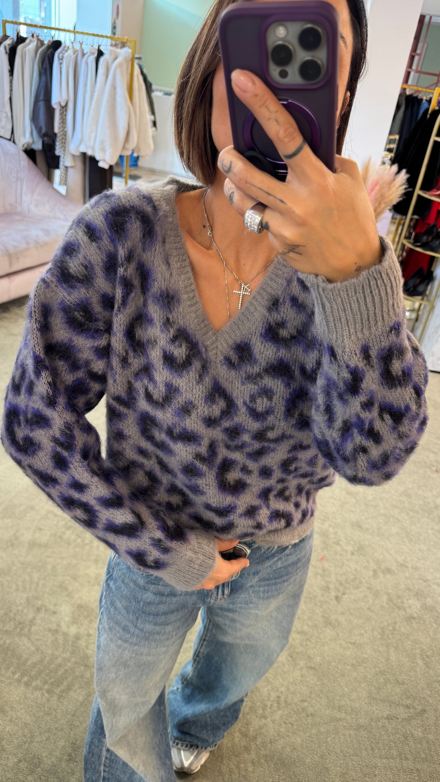 Maglione animalier viola e grigio scollo a v