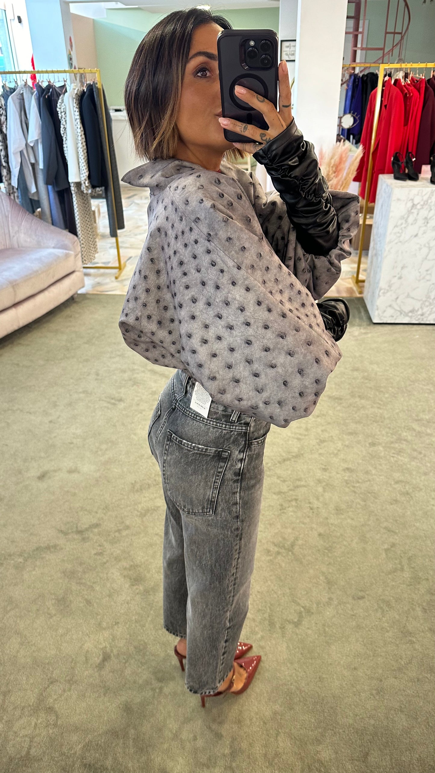 Bomber crop grigio con maniche in ecopelle