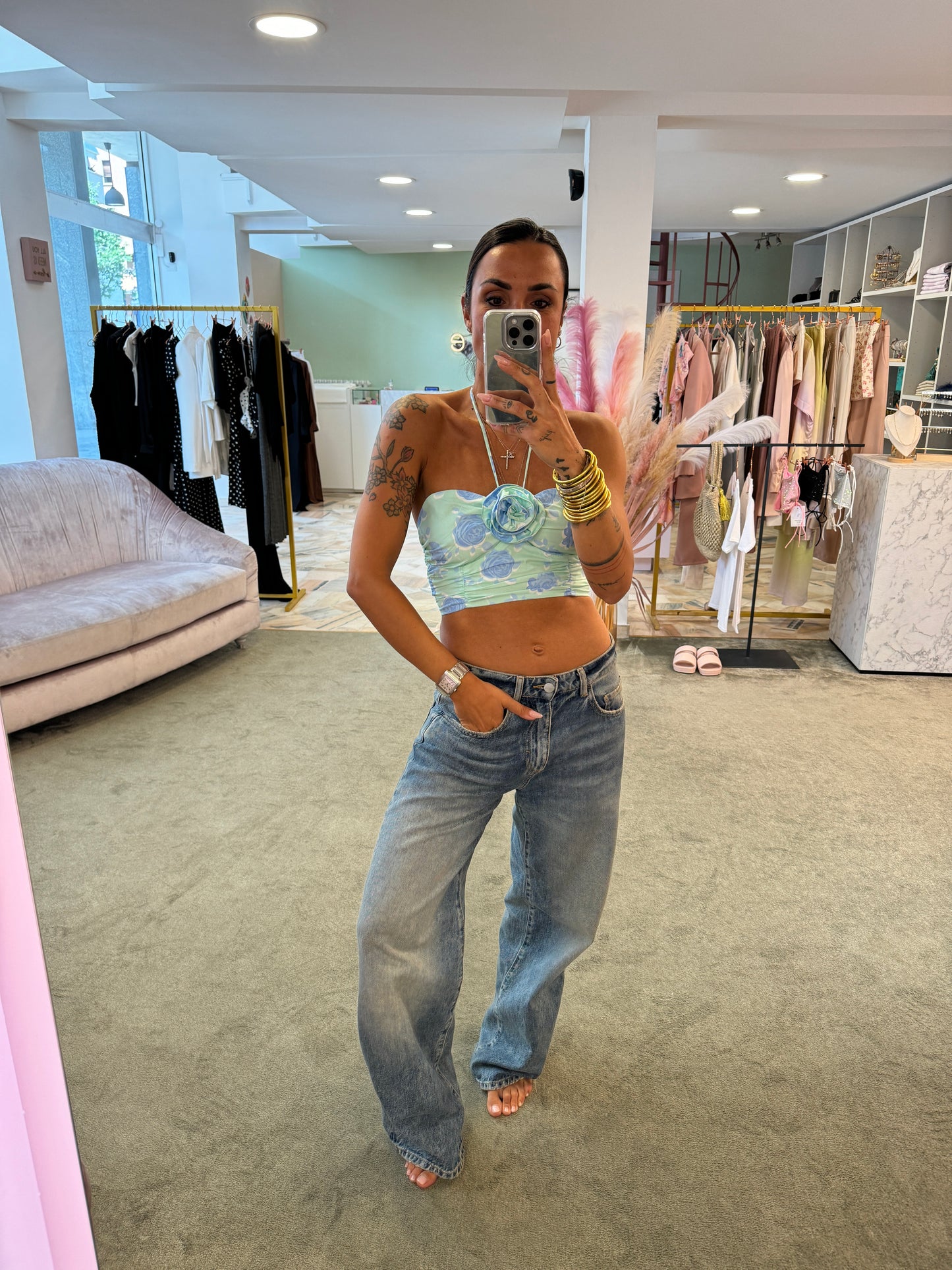 Crop top azzurro e verde con rosa